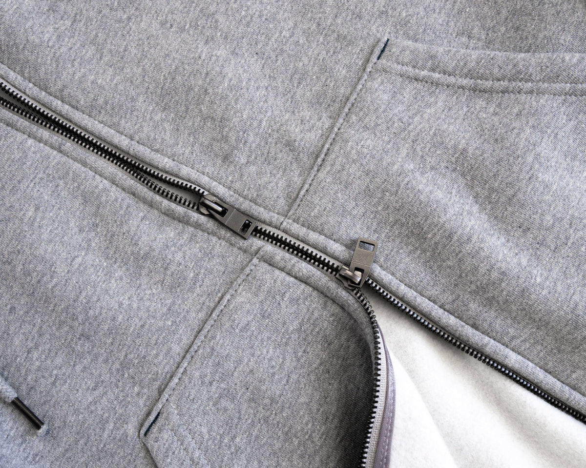Hoodie Gris Con Cierre detalle en manga